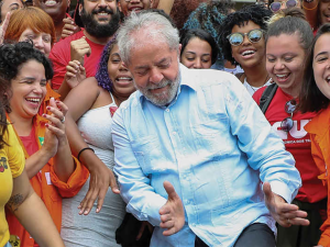 Lula dancing with supporters